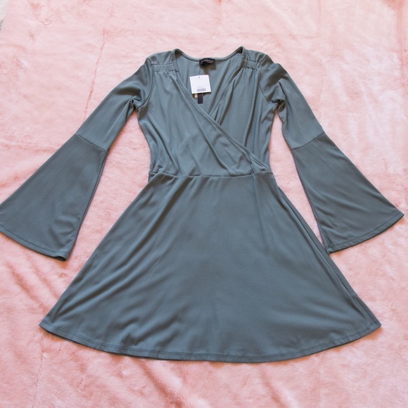 Topshop Dresses & Skirts - ✨HOST PICK✨Top Shop Ribbed Bell Sleeve Dress